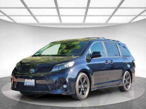 Used 2020 Toyota Sienna SE w/ Nightshade Edition FWD image 8