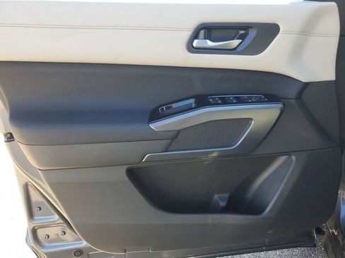 New 2025 Nissan Pathfinder SL image 9