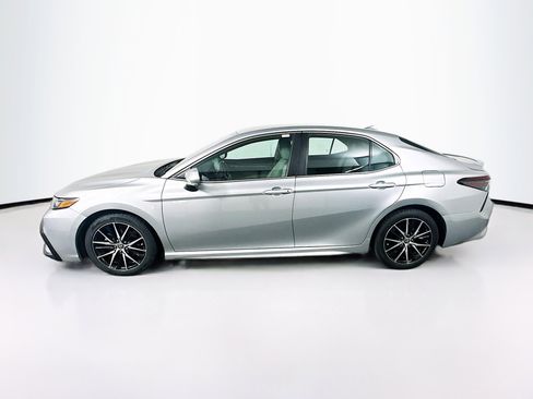 Used 2022 Toyota Camry SE image 4