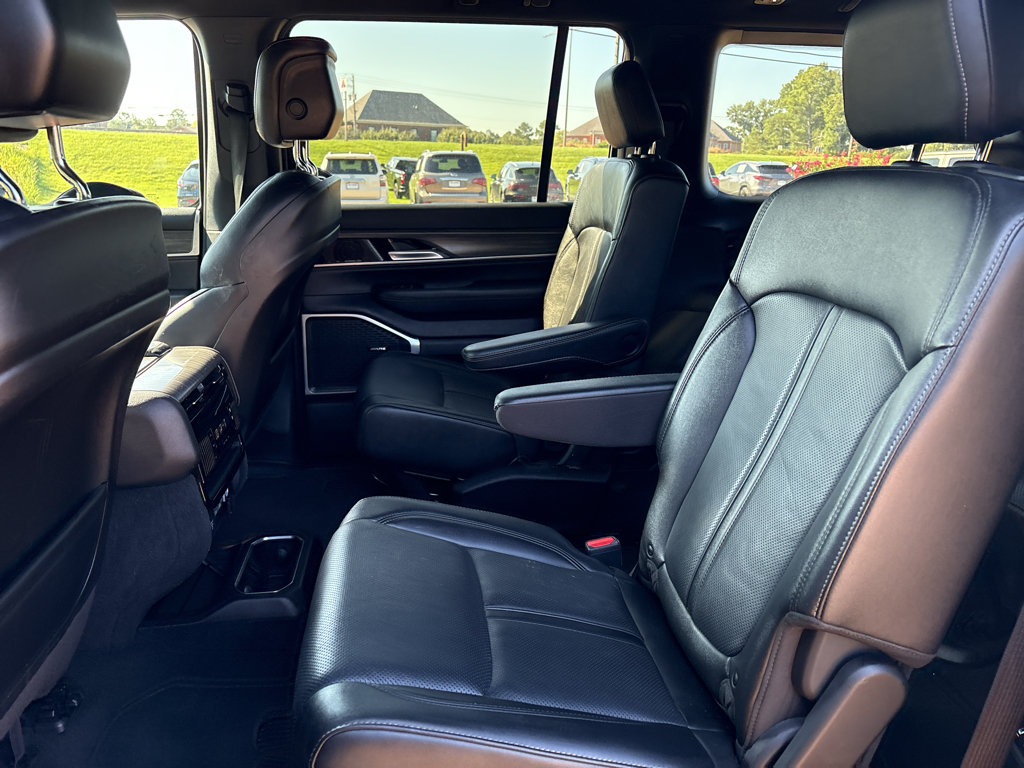 Used 2024 Jeep Wagoneer Series III AWD/4WD image 17