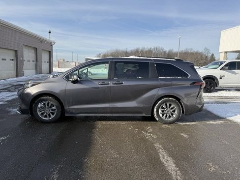 Used 2022 Toyota Sienna LE image 9