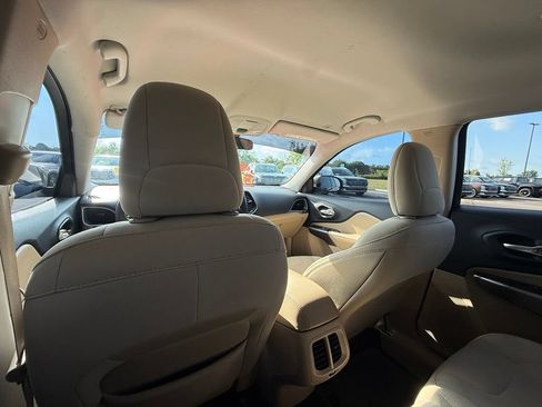 Used 2019 Jeep Cherokee Latitude w/ Popular Appearance Group FWD image 27