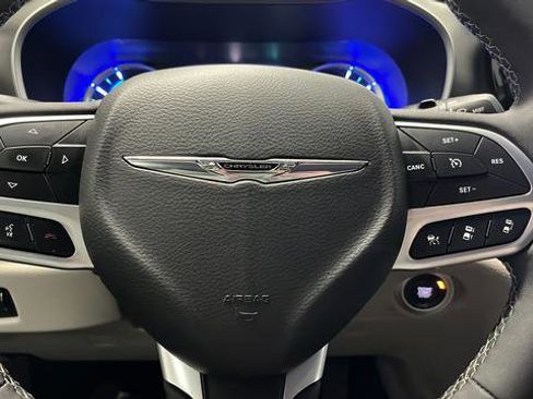 Used 2022 Chrysler Pacifica Touring-L image 15
