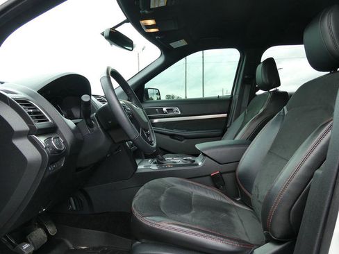 Used 2018 Ford Explorer XLT w/ Equipment Group 202A FWD image 23