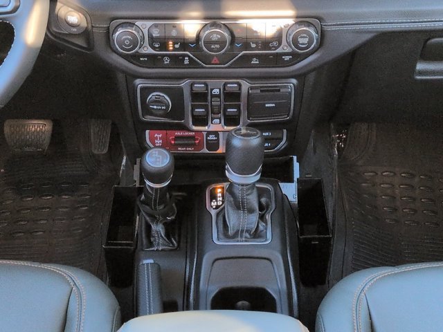 Used 2025 Jeep Gladiator Mojave w/ Convenience Group AWD/4WD image 18