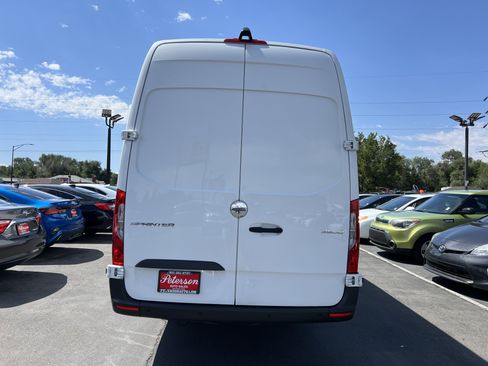 Used 2021 Freightliner Sprinter 2500 RWD image 8