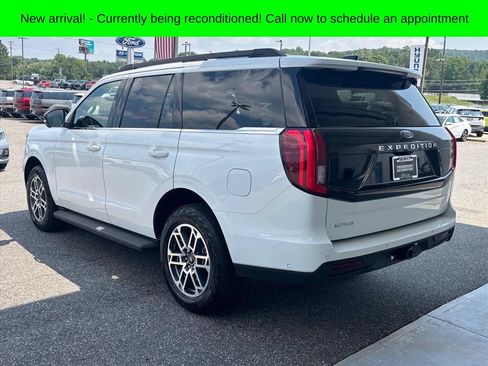 Used 2025 Ford Expedition Active AWD/4WD image 2