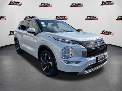 Used 2023 Mitsubishi Outlander SE image 3