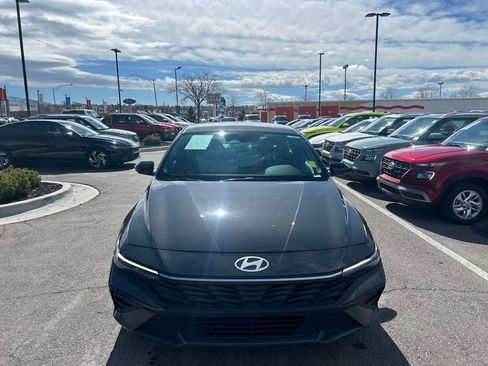 Used 2025 Hyundai Elantra Sport image 2