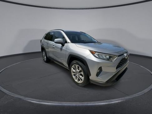 Used 2019 Toyota RAV4 XLE Premium FWD image 2