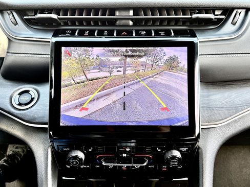 Used 2023 Jeep Grand Cherokee Limited image 30