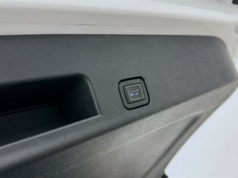 Used 2025 Chevrolet Traverse LT image 31