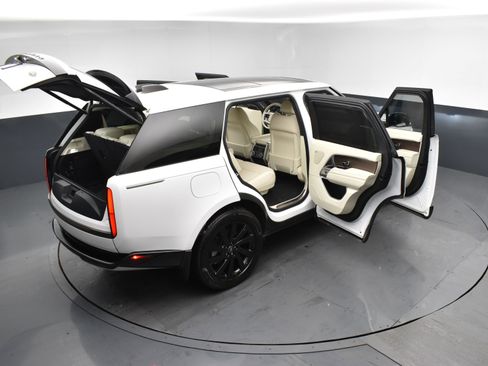Used 2023 Land Rover Range Rover Long Wheelbase SE image 26