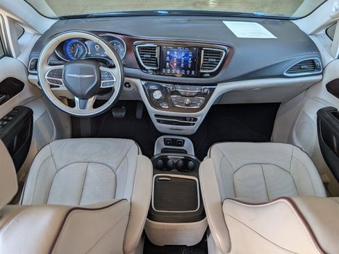 Used 2017 Chrysler Pacifica Limited w/ UConnect Theater Package FWD image 3