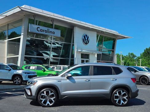 Used 2023 Volkswagen Taos SEL AWD/4WD image 2