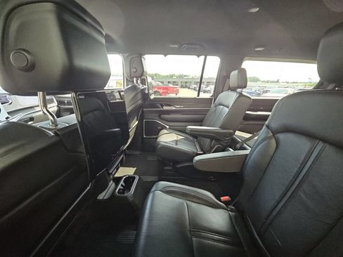 Used 2022 Jeep Wagoneer Series III w/ Rear Seat Entertainment Group AWD/4WD image 11