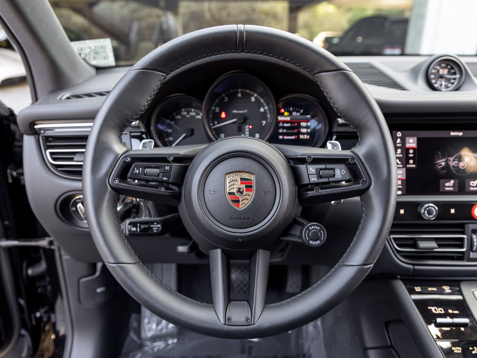 Certified 2025 Porsche Macan Turbo AWD/4WD image 35