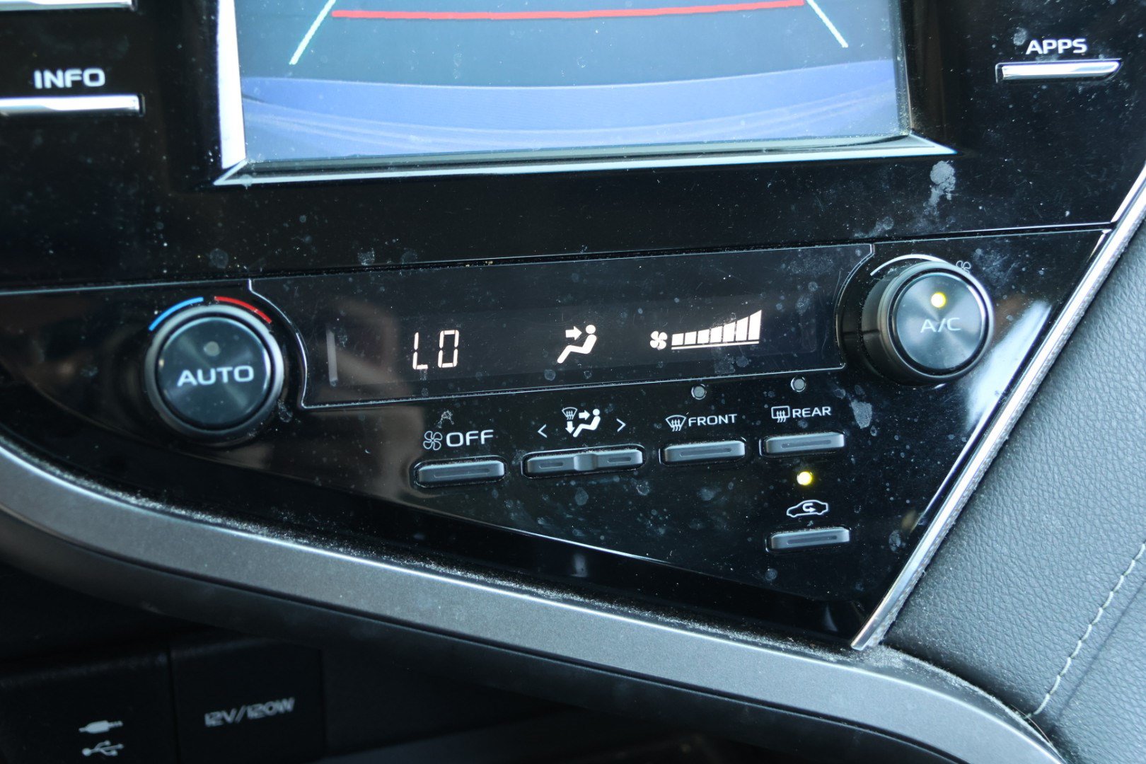 Used 2018 Toyota Camry SE FWD image 19