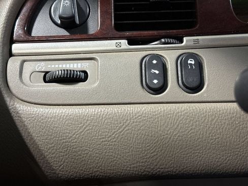 Used 2003 Lincoln Town Car Signature RWD image 17