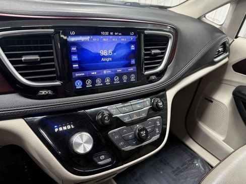 Used 2017 Chrysler Pacifica Limited FWD image 19