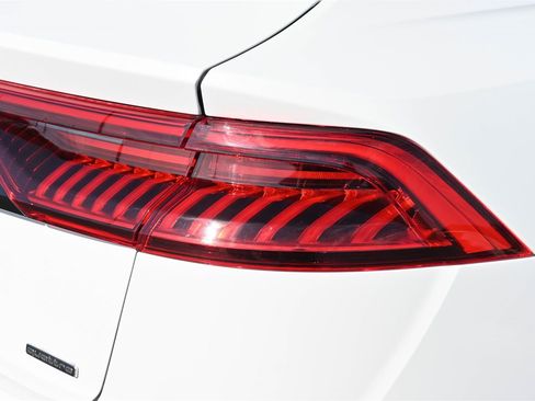 Used 2023 Audi Q8 Premium image 19
