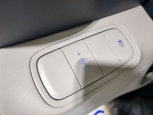 Used 2025 Hyundai Venue Limited image 23