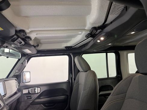 Used 2025 Jeep Wrangler Unlimited Sahara AWD/4WD image 24