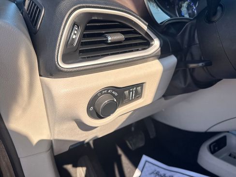 Used 2023 Chrysler Voyager LX image 19