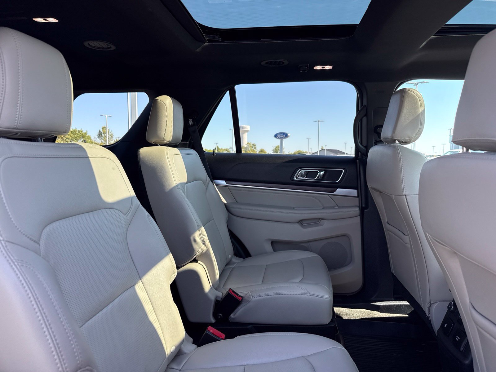 Used 2018 Ford Explorer Limited w/ Equipment Group 301A AWD/4WD image 8