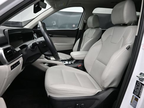 Used 2025 Kia Telluride S FWD image 2