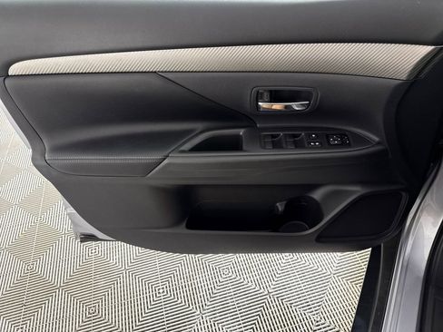 Used 2015 Mitsubishi Outlander SE AWD/4WD image 9