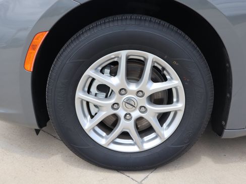 Used 2023 Chrysler Pacifica Touring-L FWD image 31