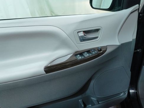 Used 2020 Toyota Sienna XLE Premium AWD/4WD image 26