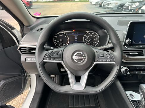 Used 2025 Nissan Altima 2.5 SV FWD image 17