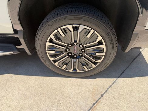 Used 2026 GMC Sierra EV Denali AWD/4WD image 34