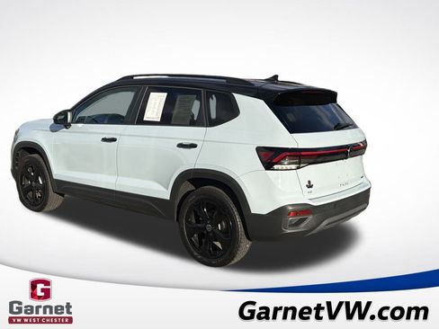 Certified 2025 Volkswagen Taos SE image 3