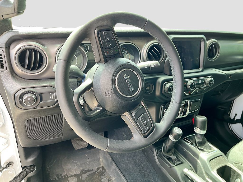 Used 2023 Jeep Gladiator Sport AWD/4WD image 11
