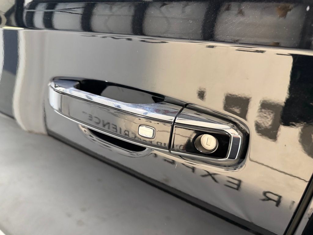 Used 2021 GMC Yukon Denali w/ Denali Premium Package AWD/4WD image 4