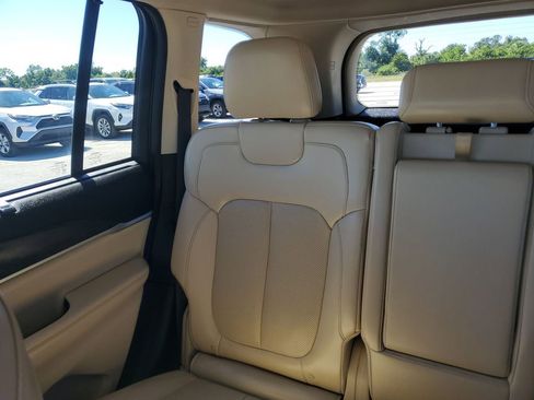 Used 2022 Jeep Grand Cherokee Limited w/ Luxury Tech Group II image 12