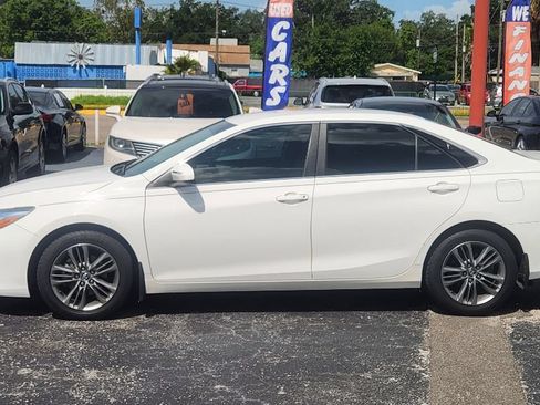 Used 2017 Toyota Camry SE FWD image 3