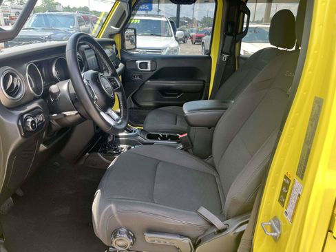 Used 2022 Jeep Wrangler Unlimited Sahara w/ Cold Weather Group AWD/4WD image 13