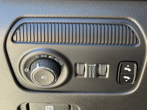 Used 2024 Jeep Wagoneer Series II w/ Flexible Seating Group image 25