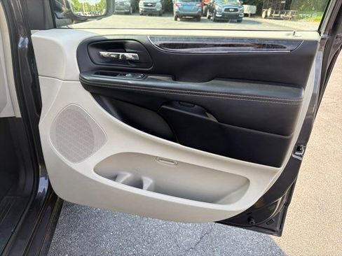 Used 2016 Chrysler Town & Country Touring w/ Driver Convenience Group FWD image 21