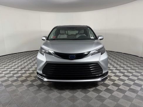 Used 2025 Toyota Sienna LE image 5