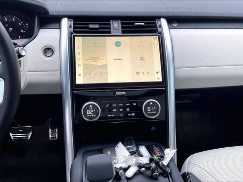 Used 2023 Land Rover Discovery Metropolitan Edition image 7