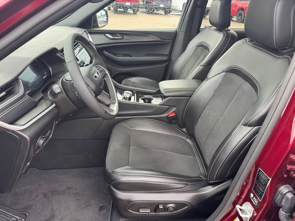 Used 2024 Jeep Grand Cherokee Altitude AWD/4WD image 9