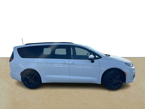 Used 2023 Chrysler Pacifica Touring-L w/ S Appearance Package AWD/4WD image 2