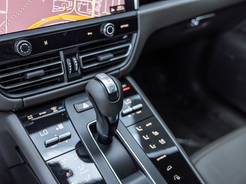 Certified 2024 Porsche Macan AWD/4WD image 21