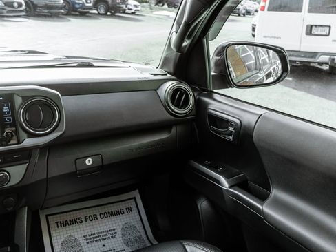 Used 2019 Toyota Tacoma TRD Sport image 12