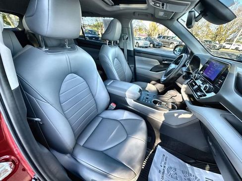 Used 2023 Toyota Highlander XLE image 33